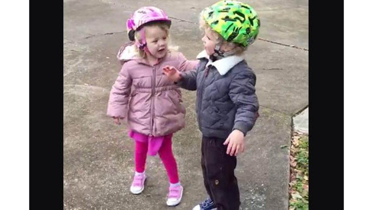 Após cair da bike, menino recebe ajuda carinhosa - Reprodução/ Facebook Elletube