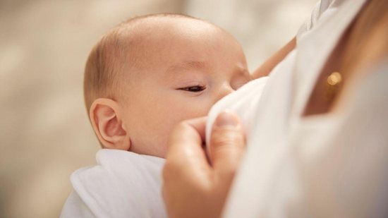 Pesquisa mostra a possibilidade do leite materno ser usado como tratamento contra o coronavírus - Shutterstock