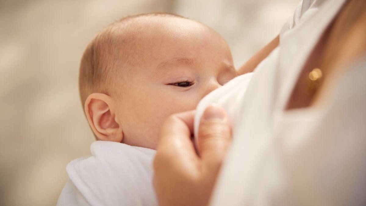 Mãe fica furiosa após descobrir que vizinha amamentava o bebê dela secretamente - Getty Images