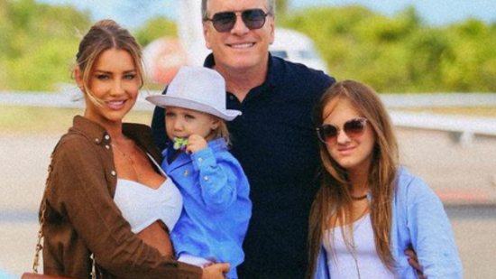 Roberto com a esposa e as filhas, Vicky e Rafaella - Reprodução/Instagram