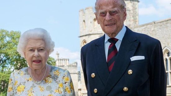 Rainha Elizabeth II e Príncipe Philip aparecem em foto ao lado dos 7 bisnetos - Getty Images
