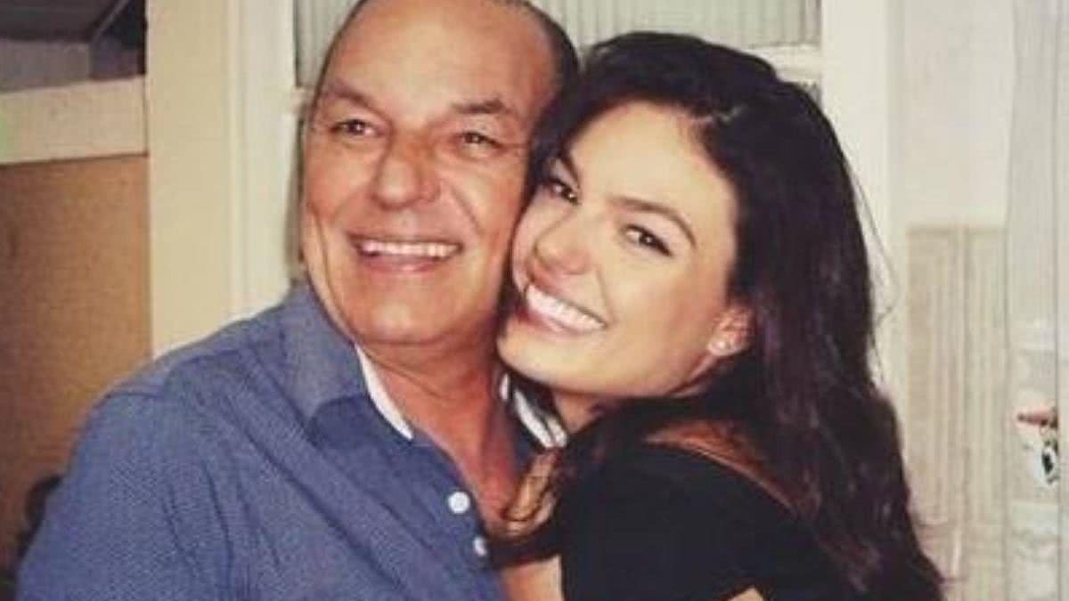 O pai da atriz morreu há um ano - Reprodução / Instagram / @isisvalverde