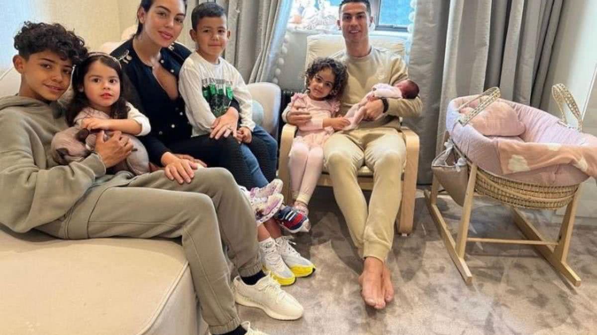 Cristiano Ronaldo posta foto emocionante da filha recém-nascida após morte do filho - Reprodução Instagram