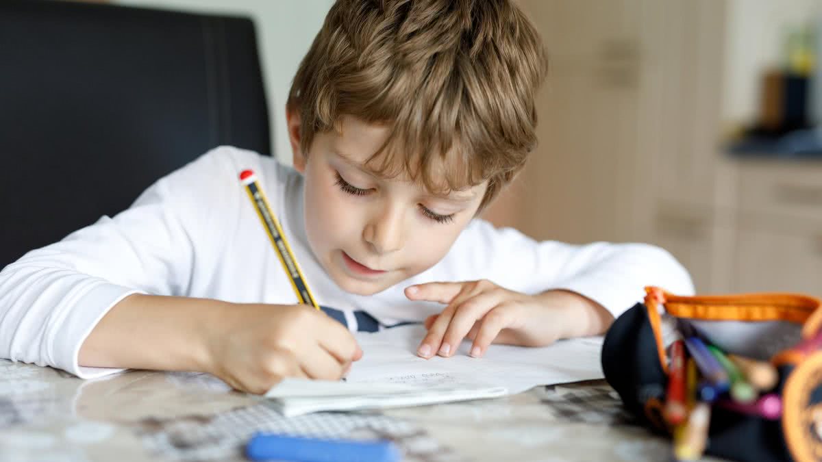 Na educação domiciliar, os pais ou tutores assumem o processo de aprendizagem das crianças - Getty Images