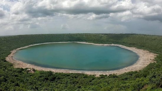 Lago Lonar muda de cor na Índia (Foto: Reprodução Twitter 