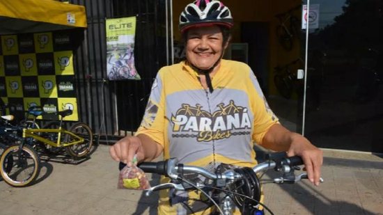 Avó pedala vendendo amendoins para ajudar neta a pagar a faculdade - Reprodução/ Campo Grande News/ Vanessa Ayala