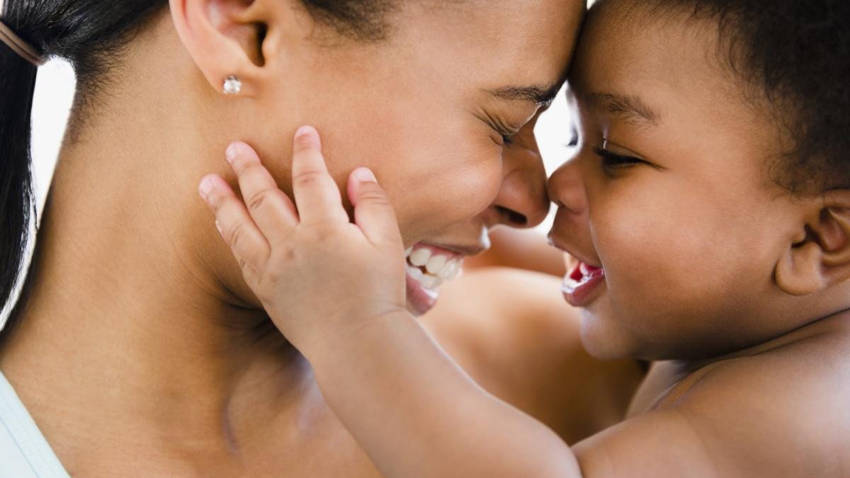 Estudos comprovam! Ocitocina, “hormônio do amor”, é liberado em bebês quando ouvem a voz da mãe. - Reprodução/Getty Images