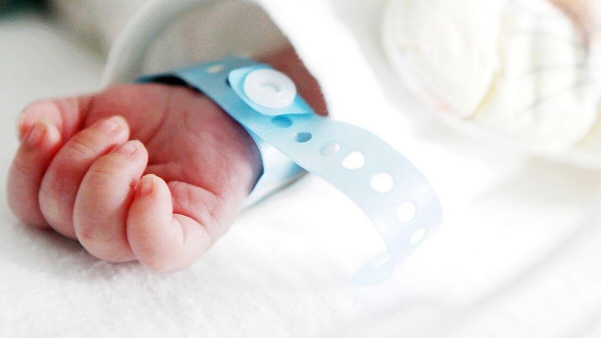 A bebê foi mordida pelo pai com 32 dias de vida - Getty Images