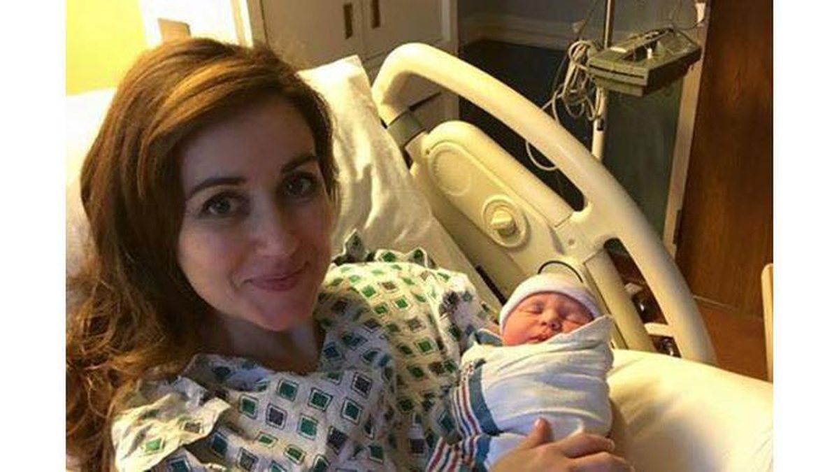 A médica Amanda Hess logo após o parto da segunda filha Ellen - Reprodução/ Facebook