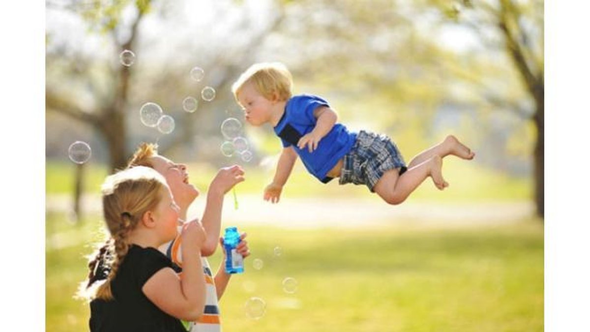 Imagem Pai cria fotos em que filho com Síndrome de Down aparece voando