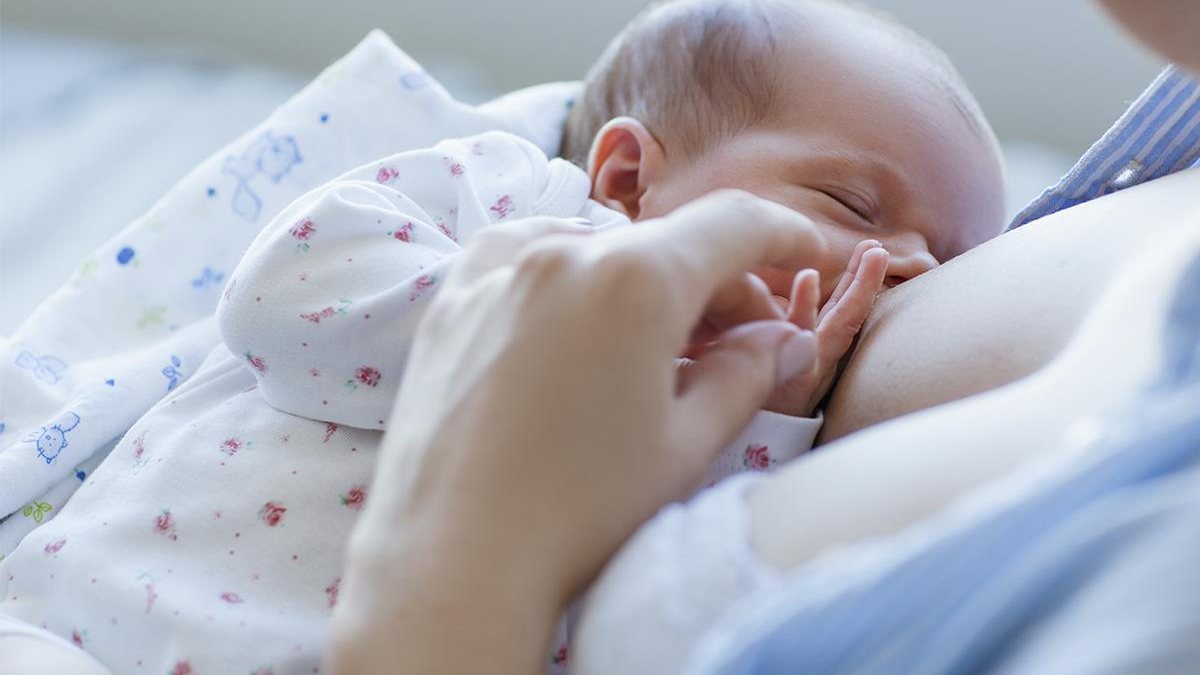 O leite materno é importante para todos os bebês, mas principalmente para os que estão internados e não podem ser amamentados pela própria mãe - Getty Images