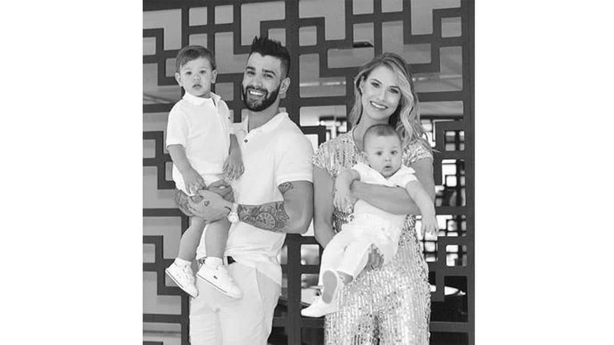 Gusttavo Lima e Andressa Suita com filhos no colo (Reprodução/Instagram)