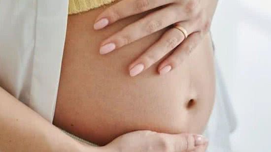 Mulher briga com irmã por conta de anúncio de gravidez - Reprodução/ Getty Images