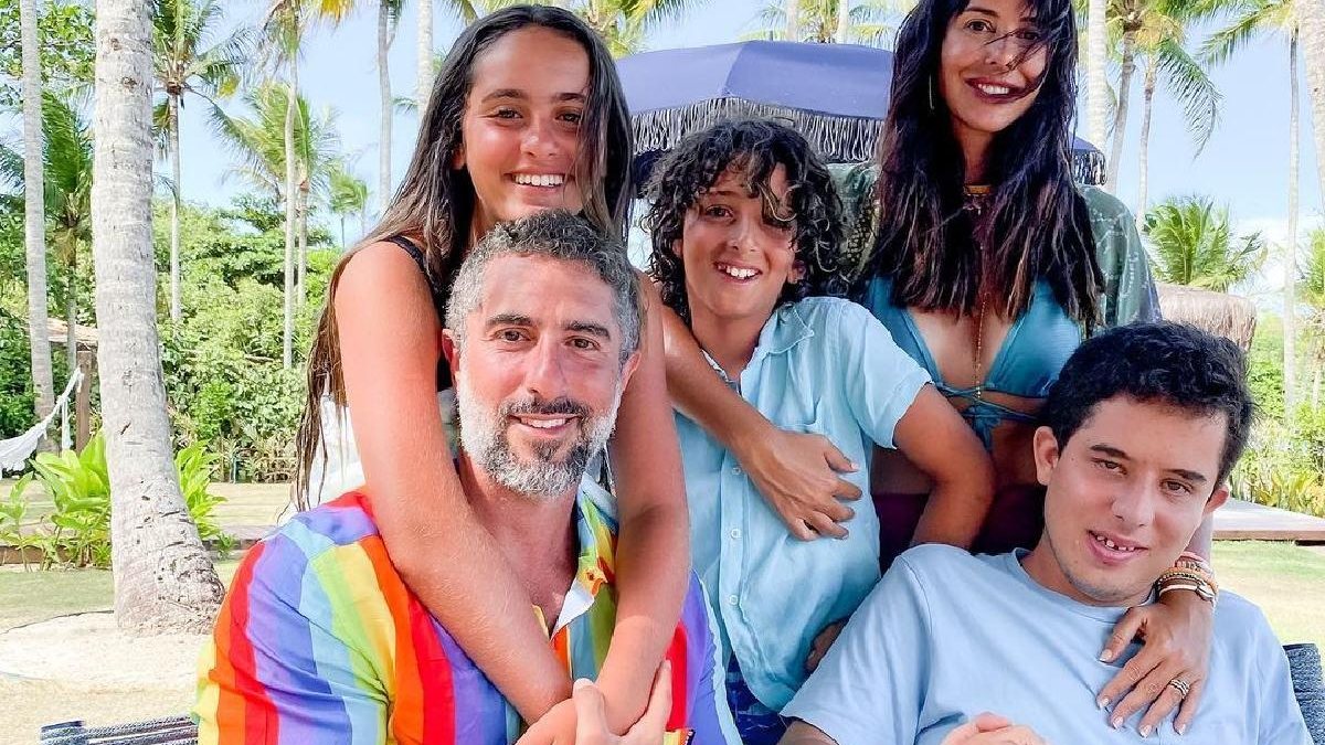 Marcos Mion apareceu dançando com a família em frente ao letreiro de Hollywood - Reprodução/Instagram @marcosmion