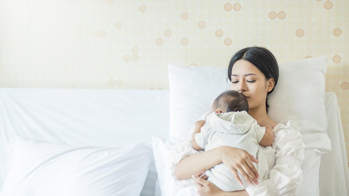 Uma mãe precisa lidar com uma recém nascido e uma amiga viajante - Getty Images