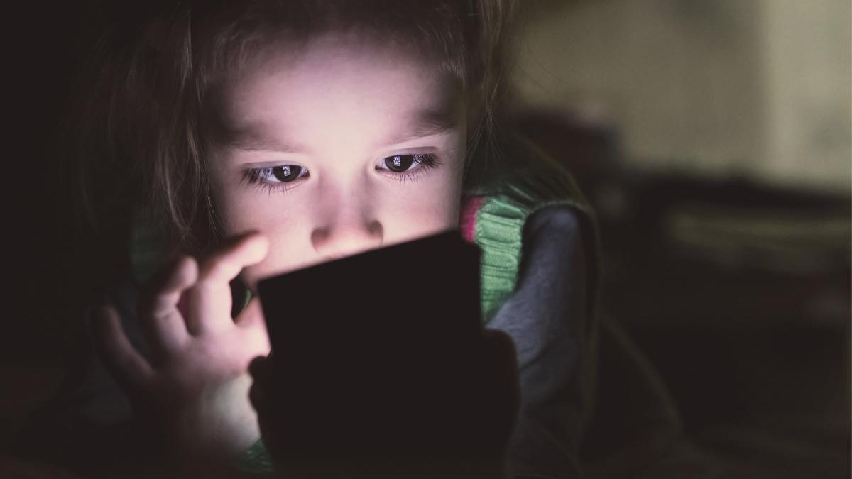 Os cuidados que os pais devem ter com as crianças usando celulares - iStock
