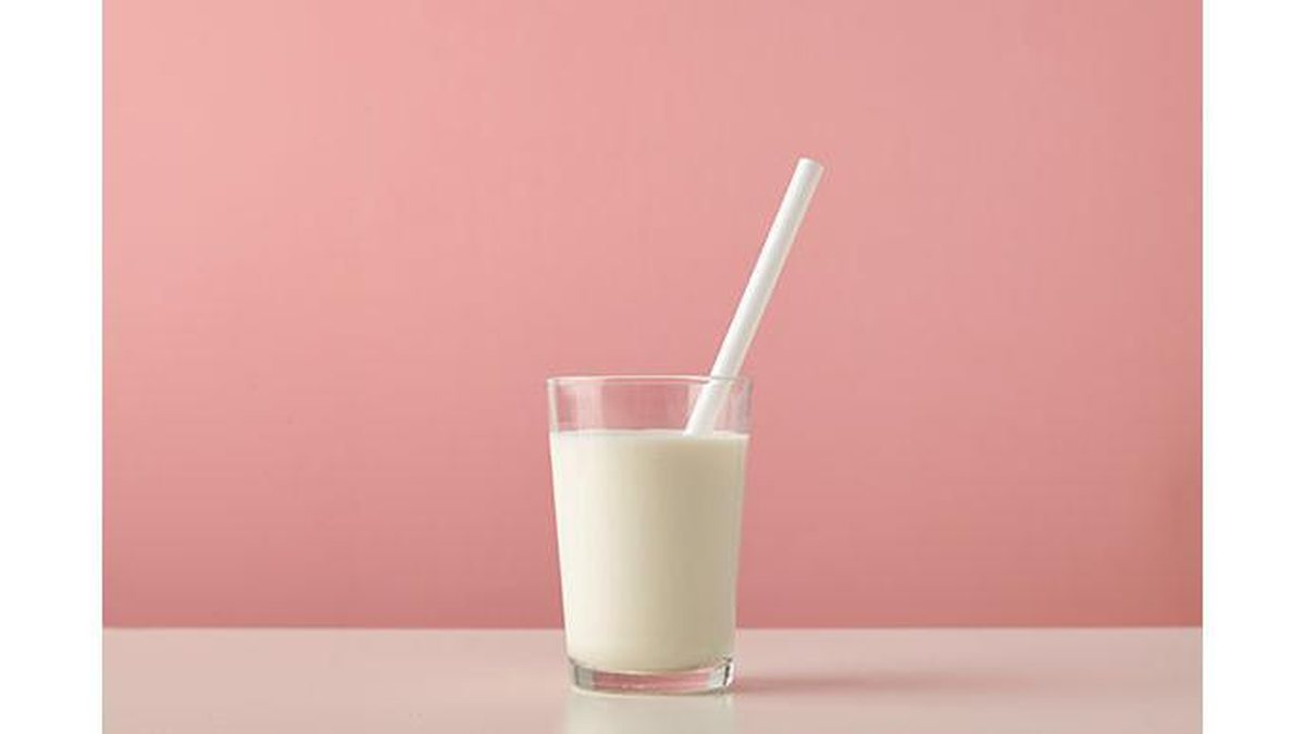 Sintomas como desconforto, cólica ou diarreias após beber leite podem significar intolerância à lactose - Getty Images