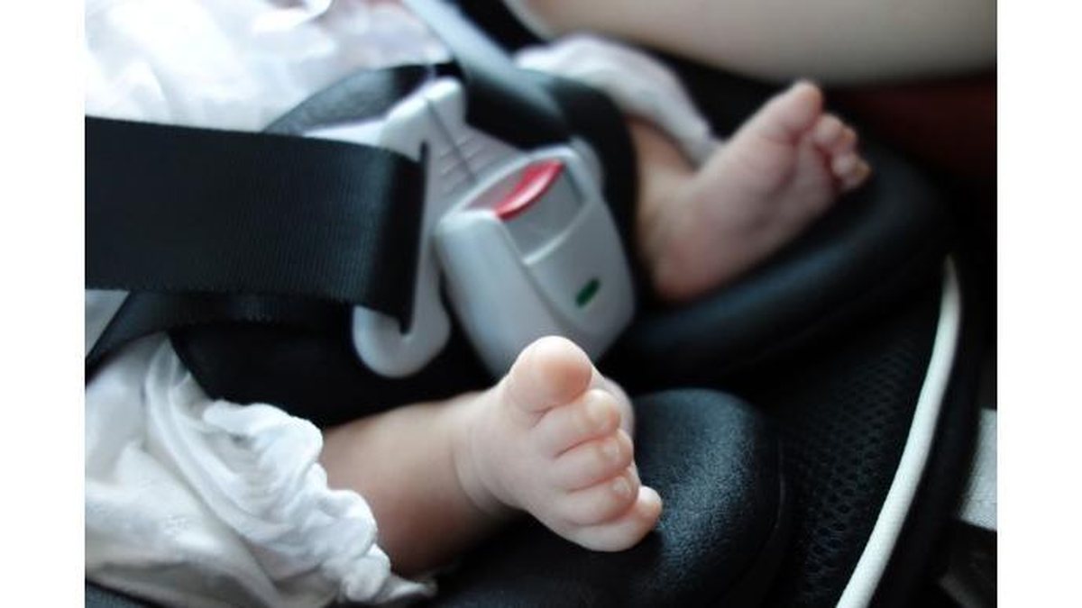 Para garantir a segurança, existe um tempo limite para viagens de carro com o bebê conforto - iStock