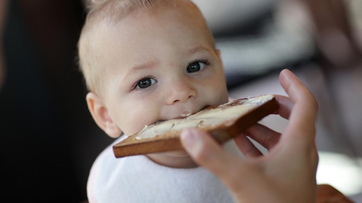 Mãe descobre que filha está comendo torrada muito antes de completar seis meses - Getty Images