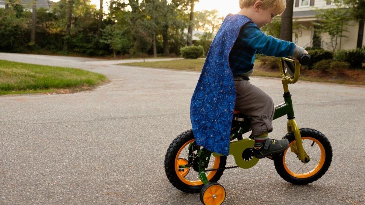 Confira dicas para ensinar seus filhos andarem de bicicleta de forma segura - Getty Images