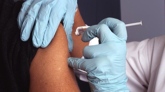 Crianças devem ser as últimas a receber a vacina contra covid-19, aponta especialistas - iStock