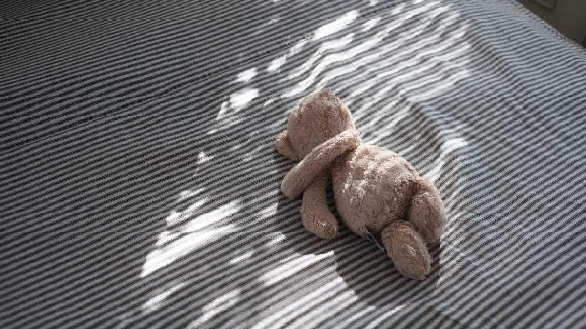 O padrasto arremessou o bebê no chão de propósito após uma briga com a mãe - Getty Images