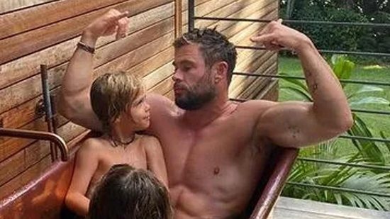 Chris Hemsworth e os filhos gêmeos, Sasha e Tristan - Reprodução/Instagram