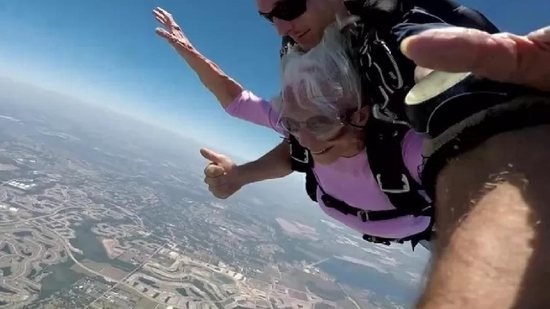 Avó de 96 anos salta de paraquedas em homenagem ao neto - Reprodução/ TV Fox