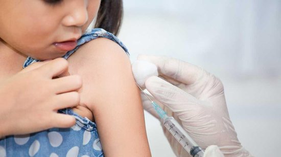Segundo dados do Ministério da Saúde, nem metade das crianças foram vacinadas contra a covid-19 - reprodução/ Getty Images