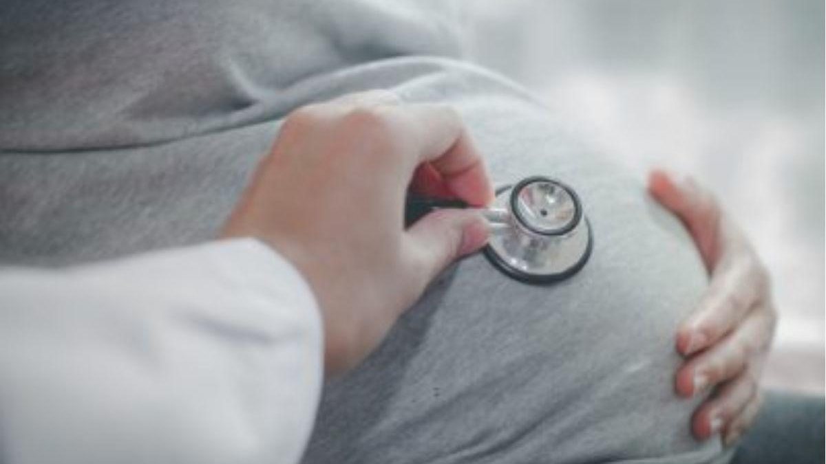 Imagem Time de médicos salva mãe e bebê na hora do parto