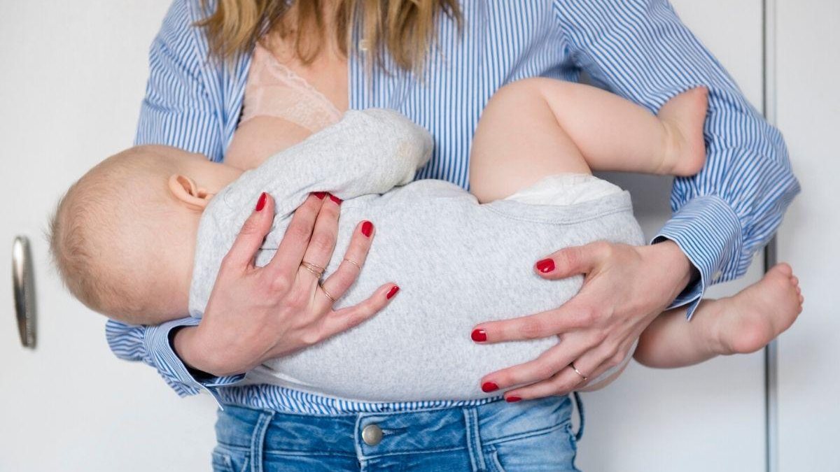Celeste tinha acabado de se tornar mãe, por isso conseguiu amamentar o bebê - reprodução/ Getty Images