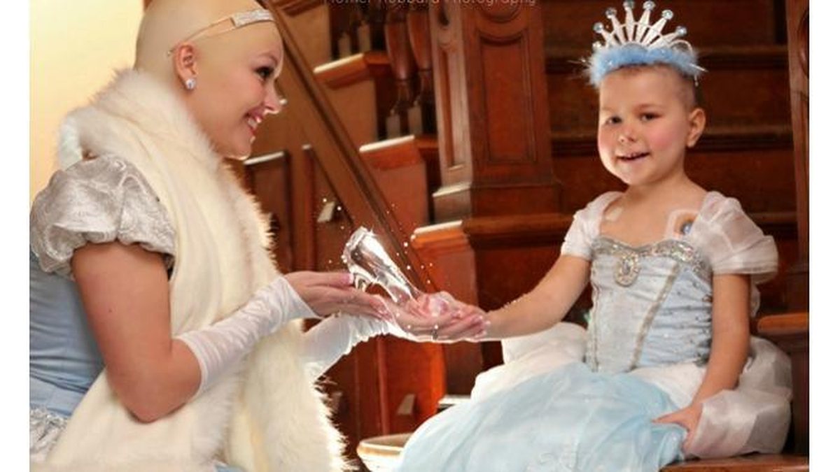 Imagem Menina de 5 anos com leucemia recebe visita inesperada de Cinderela sem cabelos