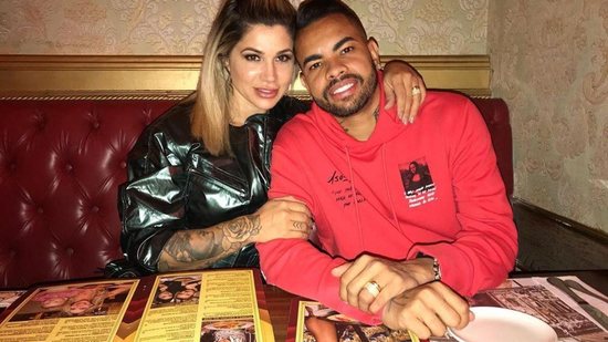 Dentinho e Dani Souza estão curtindo as férias em família na Grécia - Reprodução / Instagram @mlkdentinho