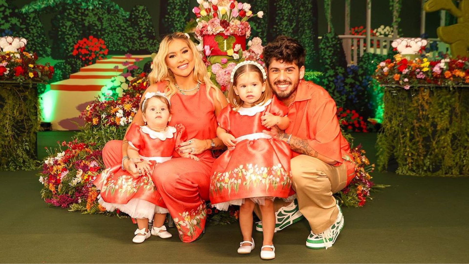Virginia Fonseca ao lado do marido Zé Felipe com as filhas Maria Alice e Maria Flor, com roupas do tema de aniversário de 1 ano da caçula