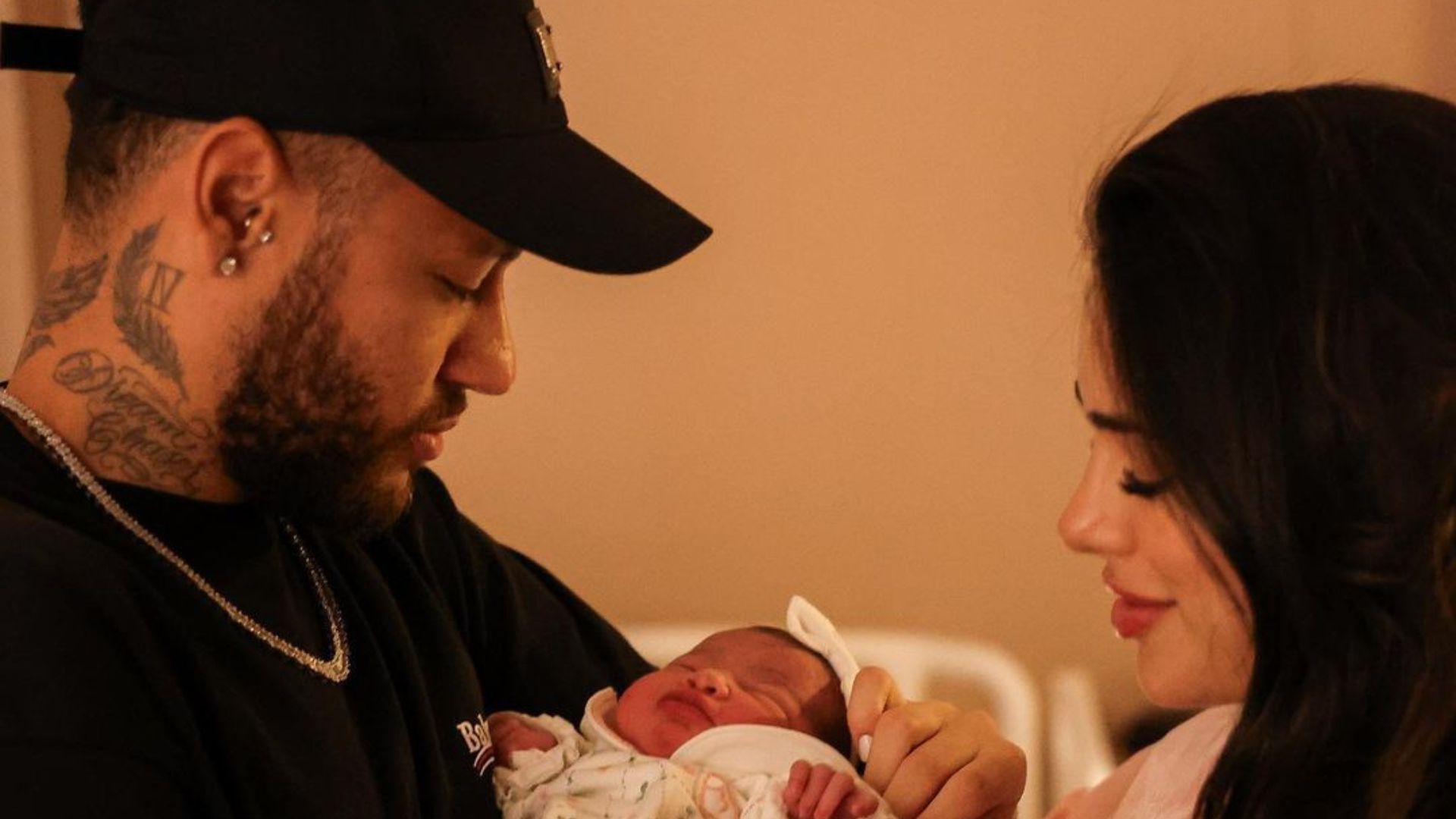Bruna e Neymar com a filha Mavie após o nascimento