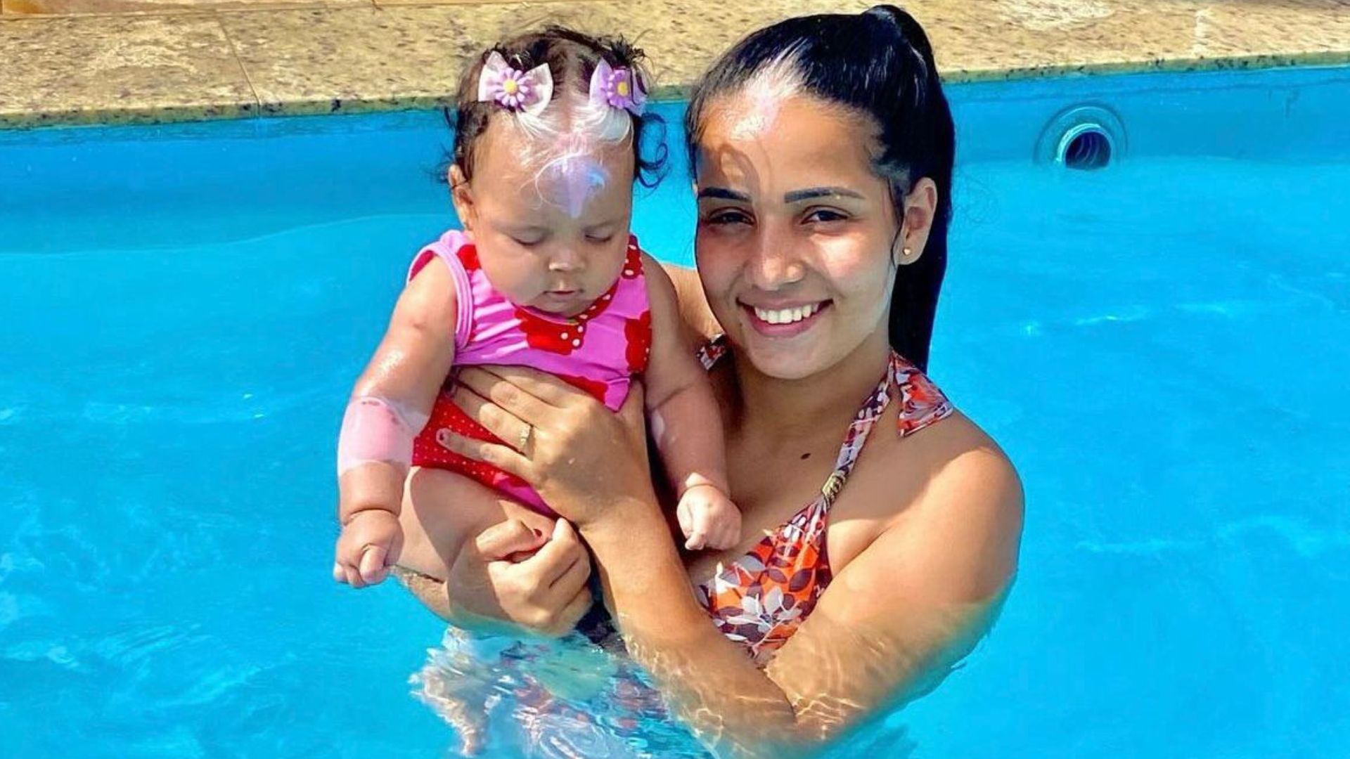 Mãe e filha na piscina