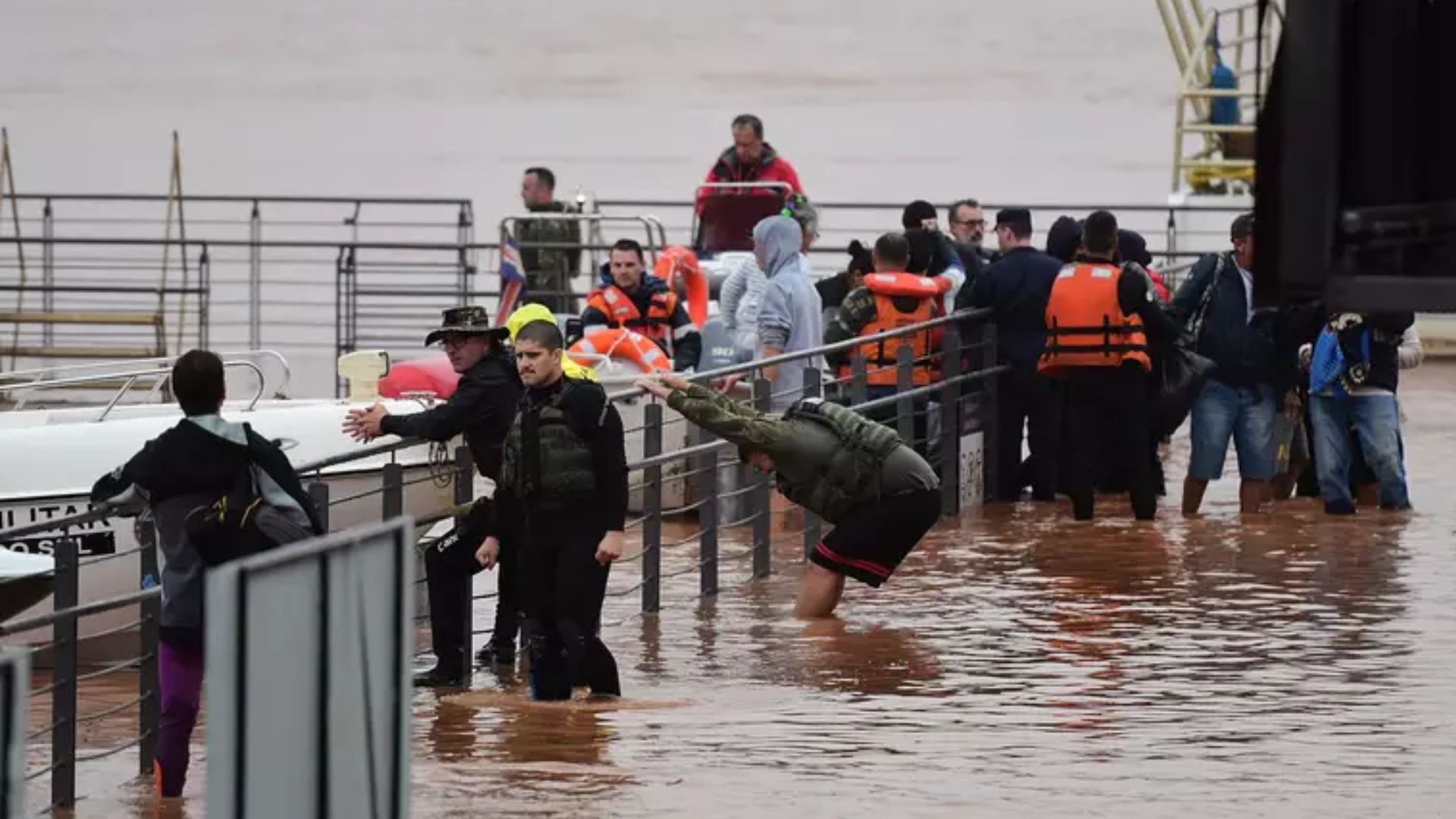 Ajuda chegando para as vítimas da enchente