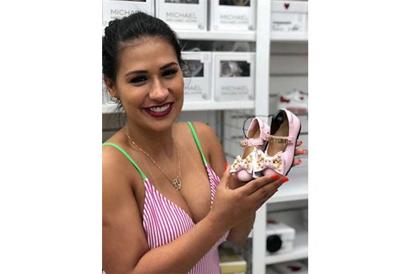 Simone compra o primeiro sapato da filha (Foto: Reprodução/ Instagram @macrobaby)