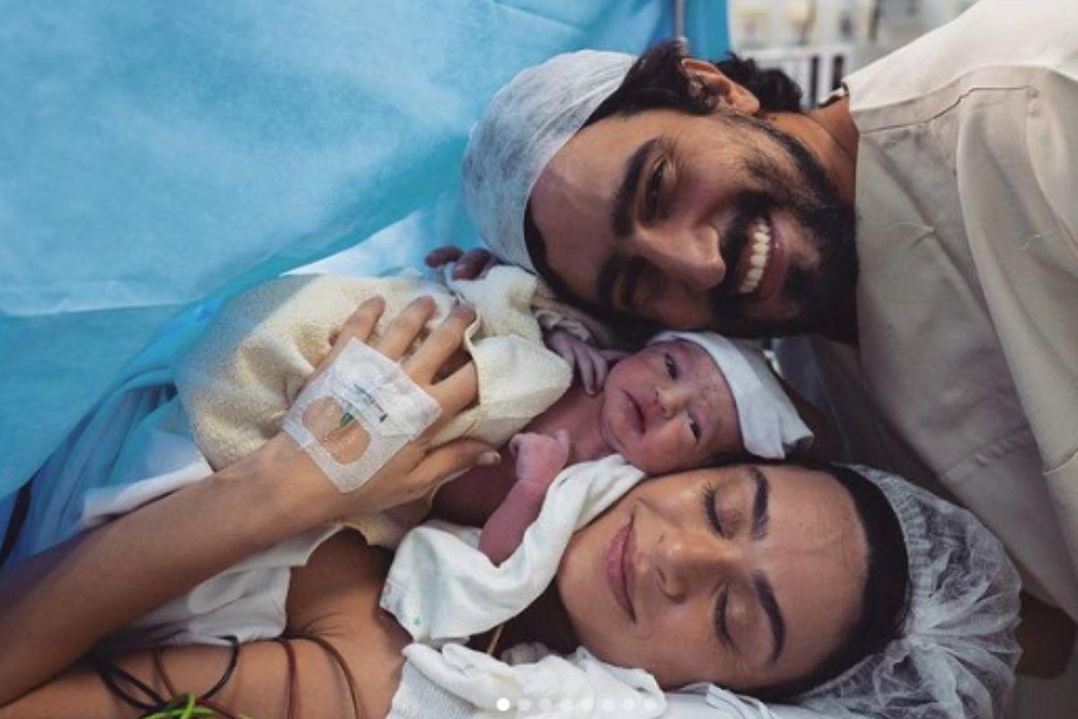 Thaila Ayala e Renato Góes segurando a bebê no colo enquanto estão no hospital