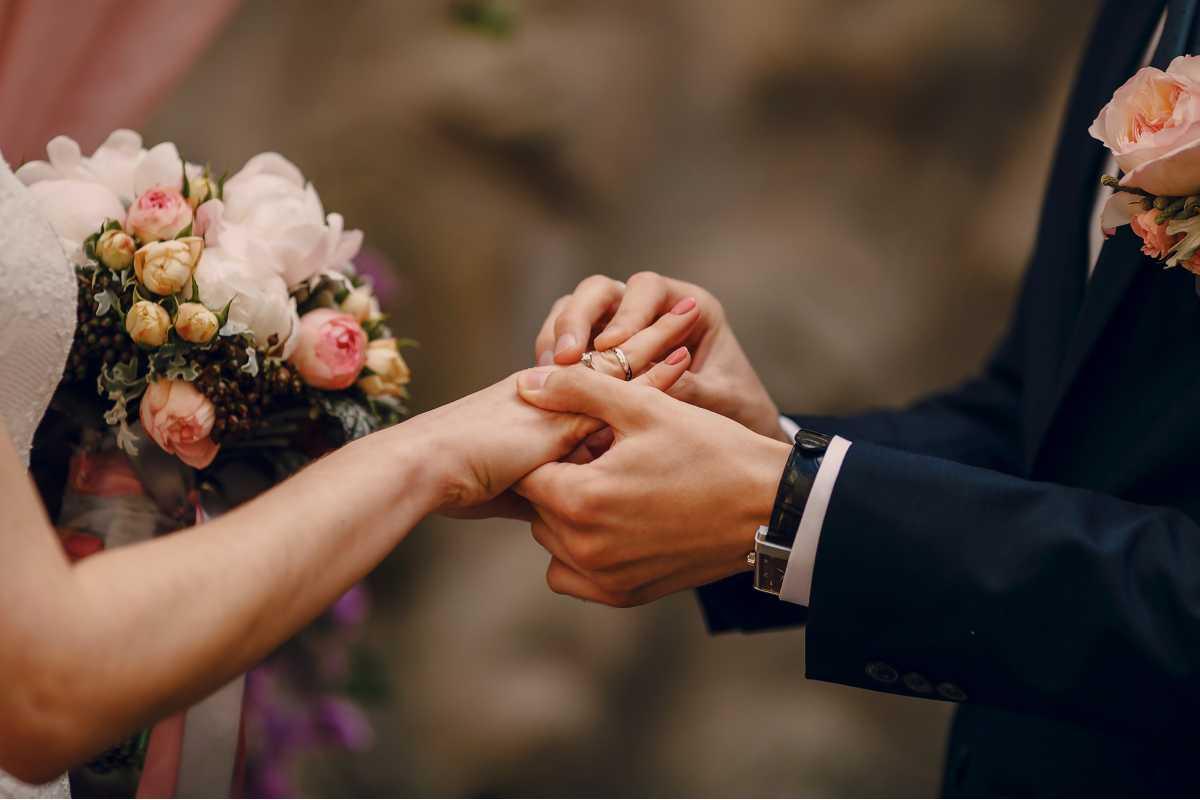 Noiva cogitou cancelar a festa de casamento após saber da aposta