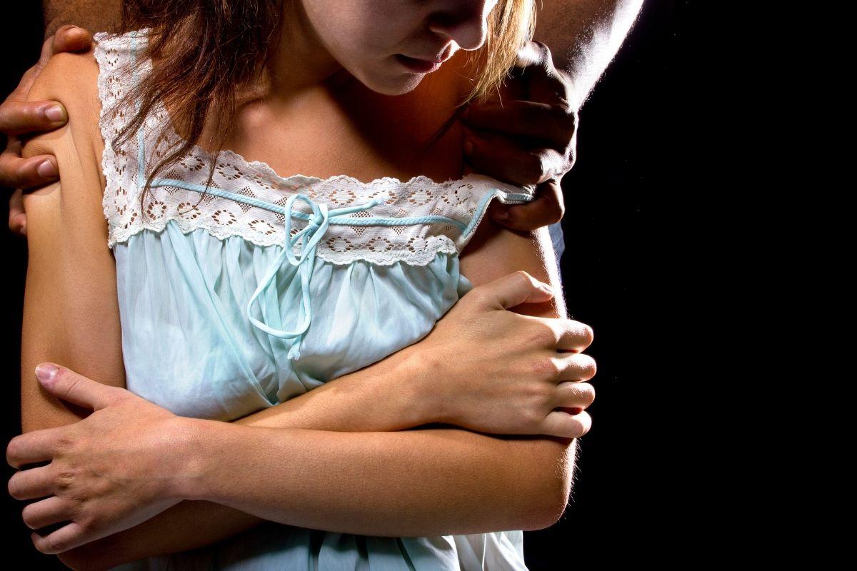 Criança é abusada por funcionário de escola e a prefeitura investiga o caso (Foto: reprodução / Getty Images)