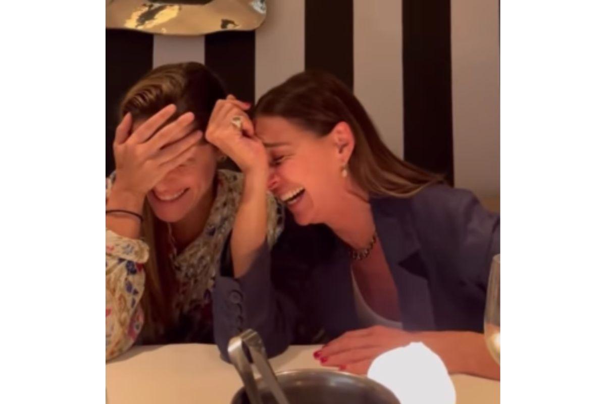 Ingrid Guimarães e Mônica Martelli rindo durante viagem à Londres