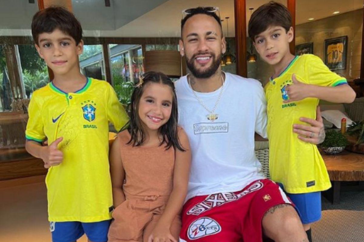 Neymar com Maria Flor, João e Francisco